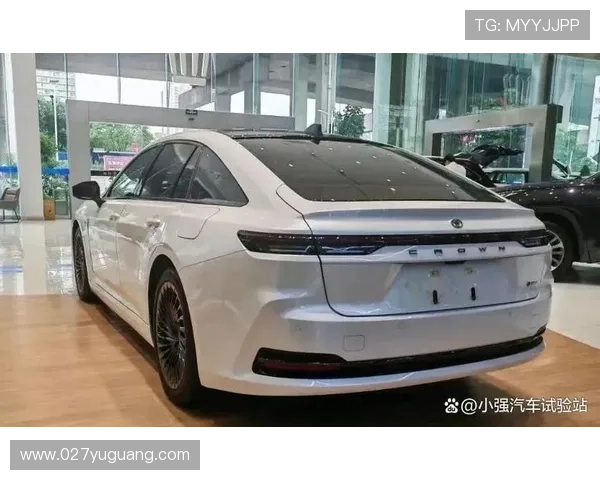 2.5混动+CVT,尺寸不输奥迪A6,运动感十足,实拍新款丰田皇冠